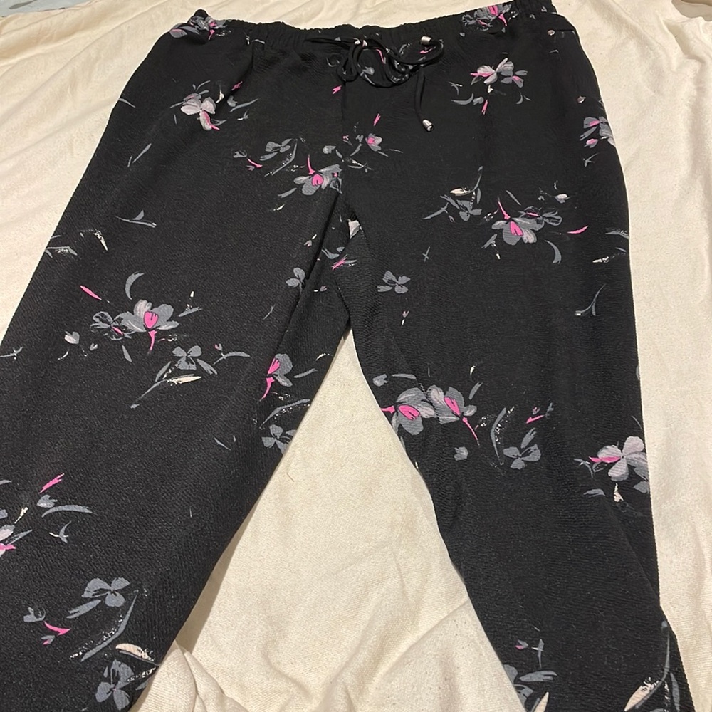 Flower patterned, ankle length, textured stretch pants.